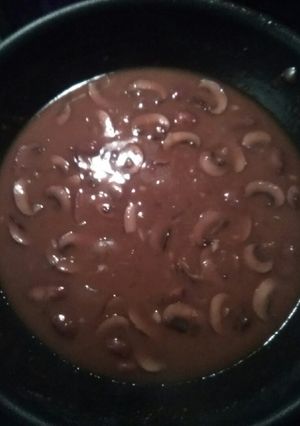 A picture of Brown mushroom gravy.