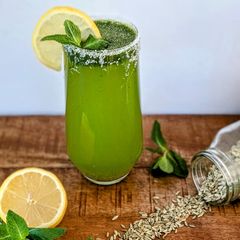 A picture of Fennel seeds and mint lemonade.