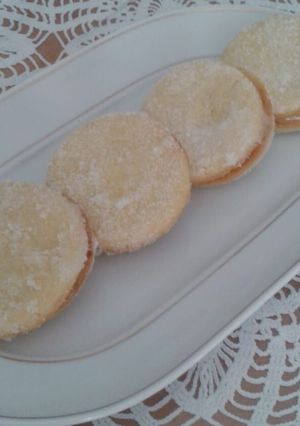 Foto di Biscotti di frolla con crema al limone e bagnati con limoncino