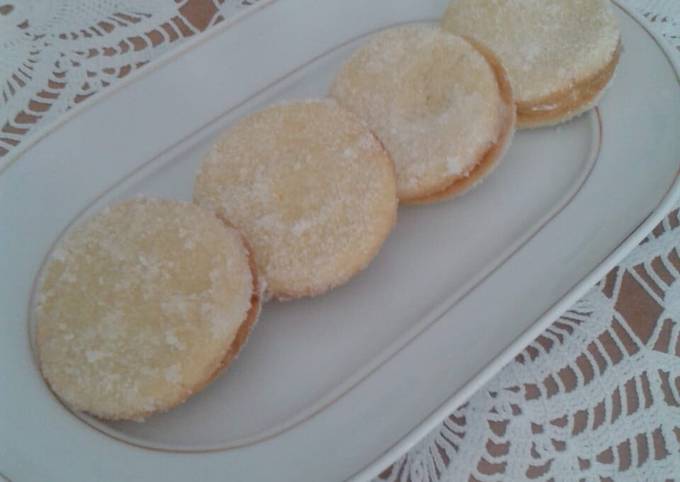 Biscotti di frolla con crema al limone e bagnati con limoncino