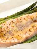 Salmón asado con espárragos y salsa de mostaza y miel