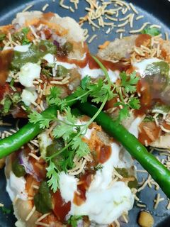 कचौड़ी चाट (kachodi chaat recipe in Hindi) रेसिपी मुख्य फोटो