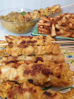 Una foto de Brochetas de pechuga de pollo al curry