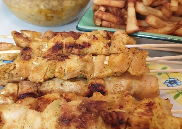 Brochetas de pechuga de pollo al curry