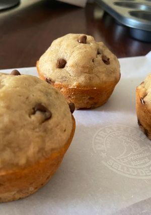 Una foto de Cupcakes de banana con chips de chocolate🍌🍫