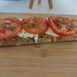 Tosta de aguacate, tomate y mozzarella
