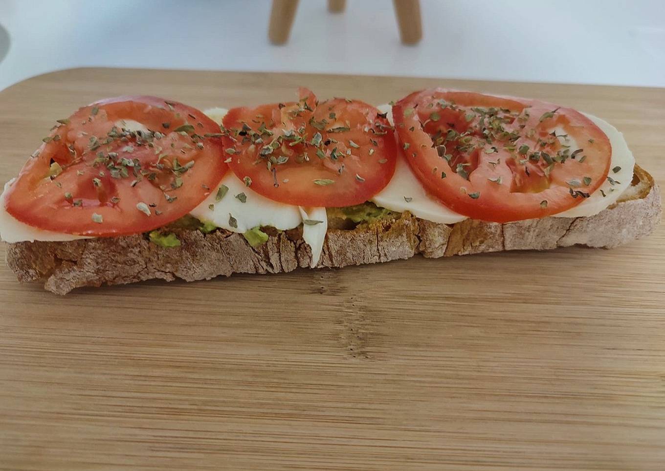Tosta de aguacate, tomate y mozzarella