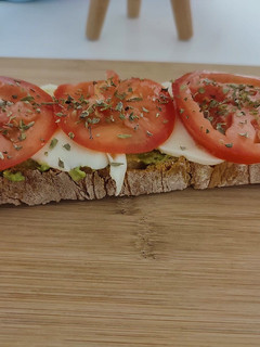 Foto principal de Tosta de aguacate, tomate y mozzarella