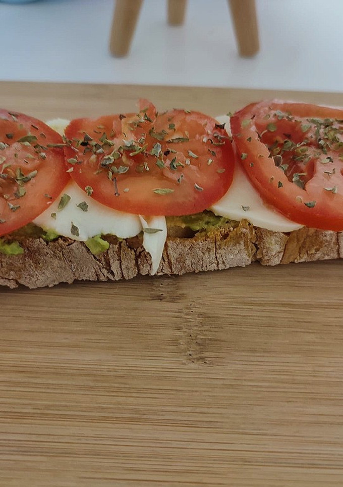 Una foto de Tosta de aguacate, tomate y mozzarella
