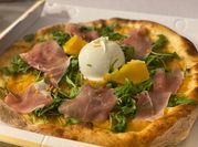 Una foto di insalata con burrata