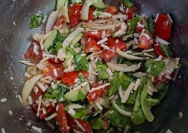 Salata de Roșii cu Brânză🍅🥒🧅🍞🧂