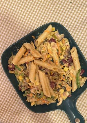 صورة لوصفة سلطة مكرونة الكينوا بالدجاج والخضار 🥗😋