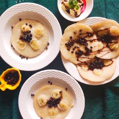 A picture of Banana Choco Chips Pancakes.