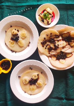 A picture of Banana Choco Chips Pancakes.