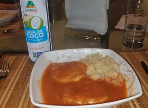 Una foto de Tortitas de pollo con caldo de jitomate