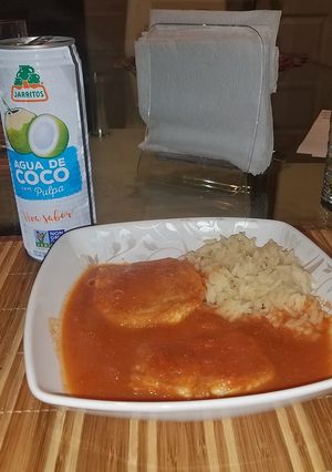 Una foto de Tortitas de pollo con caldo de jitomate