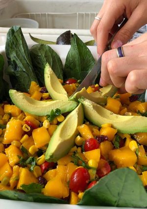Una foto de Ensalada de aguacate con mango 🥭 🥑