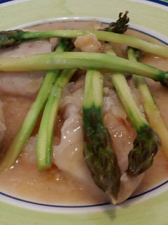Una foto de Rosada al horno con espárragos
