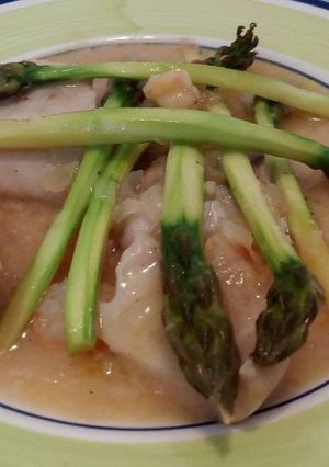 Una foto de Rosada al horno con espárragos