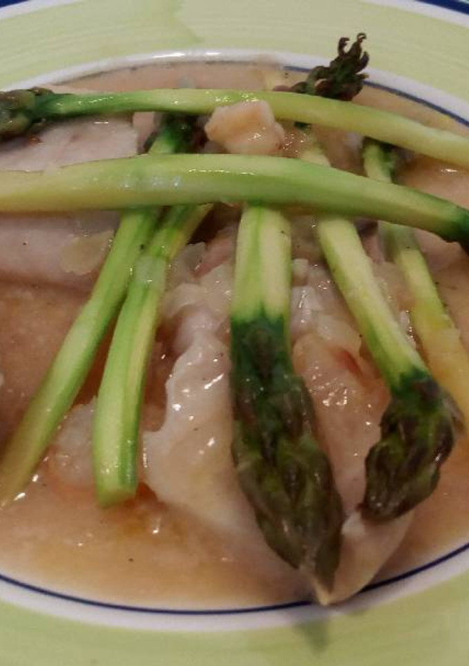 Una foto de Rosada al horno con espárragos