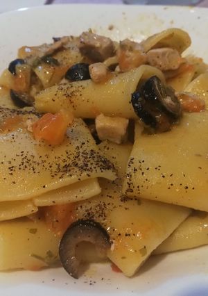 Foto di Paccheri con Tonno, Pomodorini, Olive Nere, Capperi e Zafferano