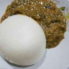 A picture of Tuwon shinkafa and miyan yakuwa.