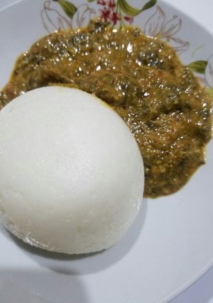 A picture of Tuwon shinkafa and miyan yakuwa.