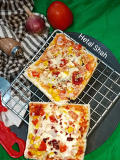 ब्रेड टोमेटो पिज़्ज़ा (bread tomato pizza recipe in Hindi) रेसिपी मुख्य फोटो