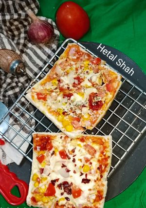 ब्रेड टोमेटो पिज़्ज़ा (bread tomato pizza recipe in Hindi) रेसिपी मुख्य फोटो