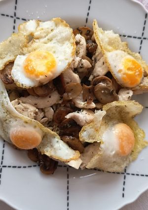 Una foto de Salteado de Pollo con Champiñones