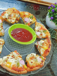 मिनी वेज पिज़्ज़ा (Mini veg pizza recipe in Hindi) रेसिपी मुख्य फोटो