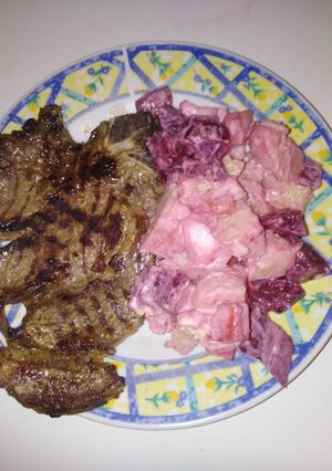 Una foto de Bife de costilla con ensalada rusa para. 4