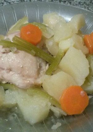 Una foto de Pollo al apio con papas y zanahorias