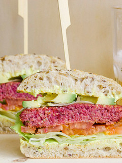 Foto principal de Hamburguesa de quinoa y remolacha con salsa de yogur al curry