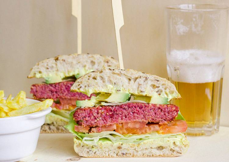 Hamburguesa de quinoa y remolacha con salsa de yogur al curry