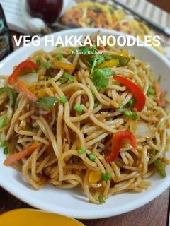 वेज हक्का नूडल्स (VEG HAKKA NOODLES recipe in Hindi) रेसिपी मुख्य फोटो