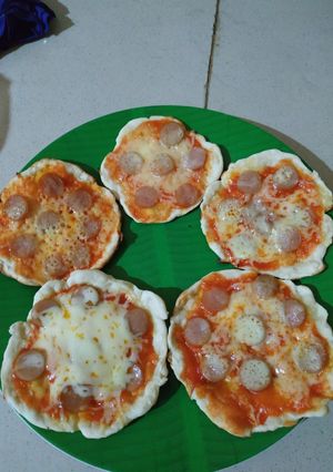 Foto resep Pizza mini thin crust simple (saos, sosis, keju)