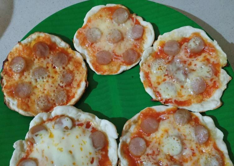 Pizza mini thin crust simple (saos, sosis, keju)