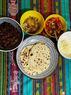 Una foto de Tacos de carne con cebolla caramelizada, ensalada y Queso 🌮