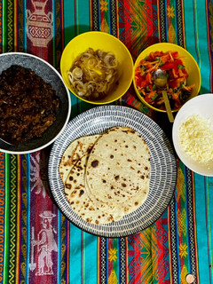 Una foto de Tacos de carne con cebolla caramelizada, ensalada y Queso 🌮