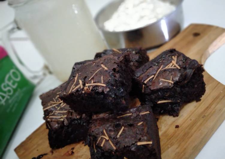 Brownis panggang (fudgy brownies)