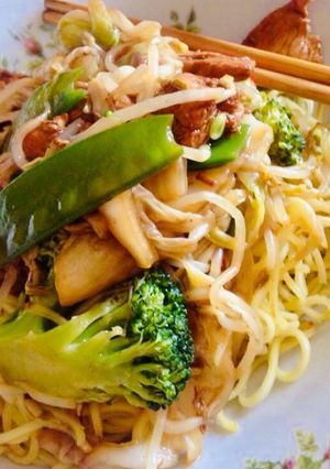 Una foto de Tallarín saltado chifa 🥡🥢
