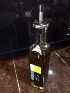 Una foto de Aceite saborizado, fácil y rápido