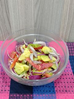 એવાકાડો સલાડ (Avocado Salad Recipe In Gujarati) રેસીપી મુખ્ય ફોટો