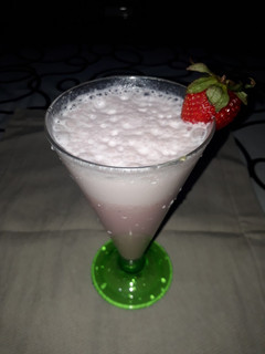 Una foto de Licuado frío de frutilla con leche
