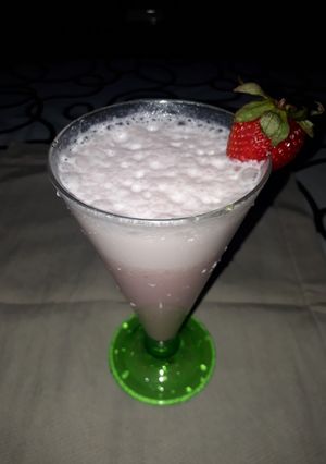 Una foto de Licuado frío de frutilla con leche