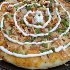 A picture of Tandoori malai chicken pizza in Fry pan.
