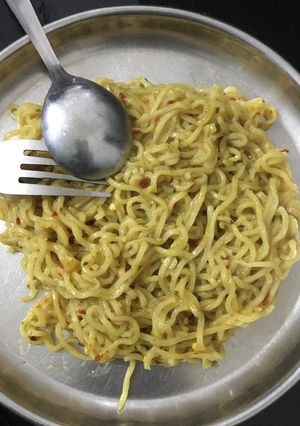 તડકા મેગી (Tadka Maggi Recipe In Gujarati) રેસીપી મુખ્ય ફોટો