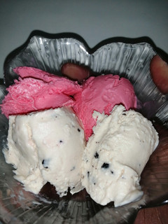 A picture of Strawberry and chocolate flakes ice cream.