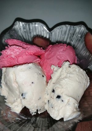 A picture of Strawberry and chocolate flakes ice cream.